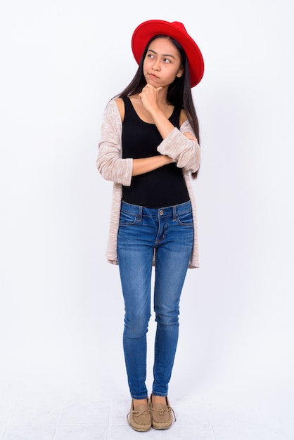 Foto de estudio de joven bella mujer asiática contra el fondo blanco.