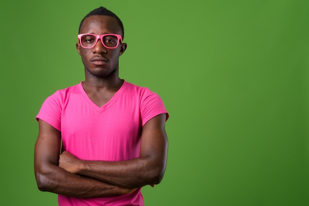 Foto de estudio de joven contra verde