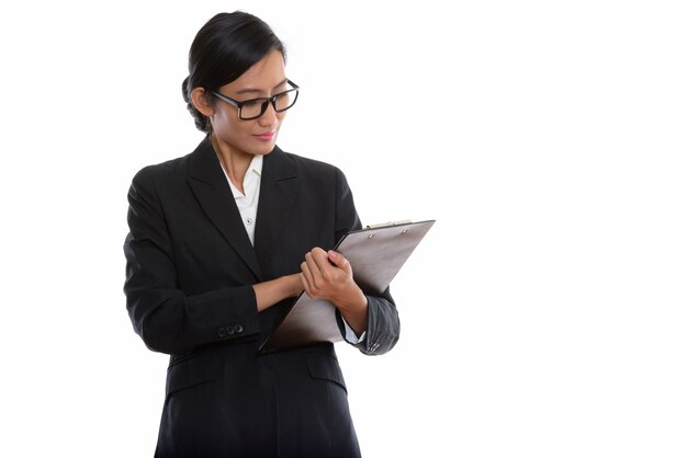 Foto de estudio de la joven empresaria asiática hermosa