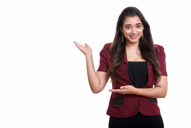 Foto de estudio de la joven empresaria india feliz sonriendo mientras sh