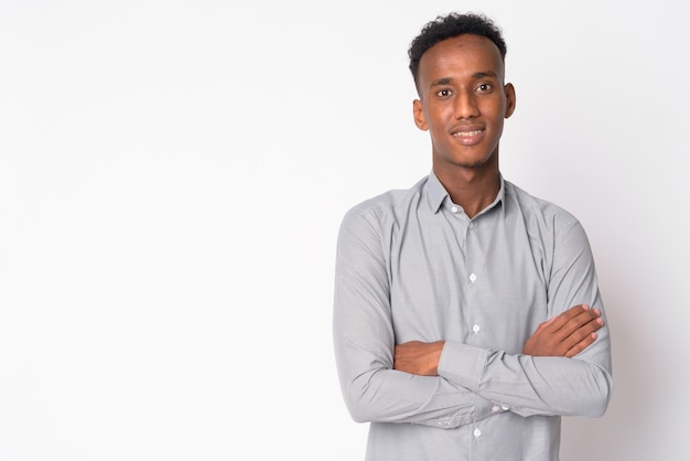 Foto de estudio de joven empresario guapo con cabello Afro contra un blanco