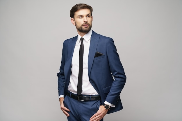 Foto de estudio de joven empresario guapo vistiendo traje