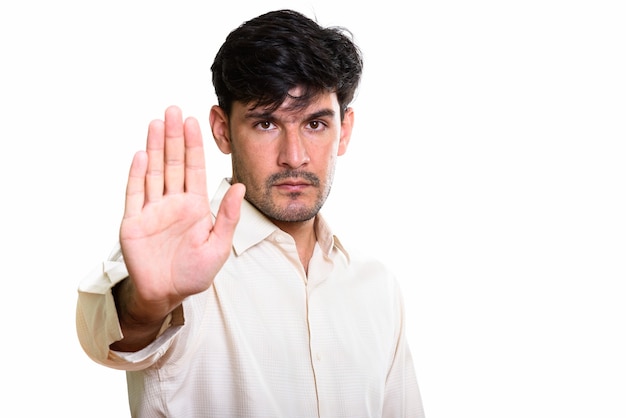 Foto de estudio del joven empresario persa con gesto de la mano de parada