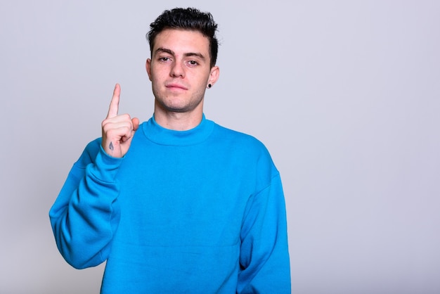 Foto de estudio de joven guapo aislado sobre fondo blanco.