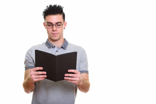 Foto de estudio de joven guapo aislado sobre fondo blanco.