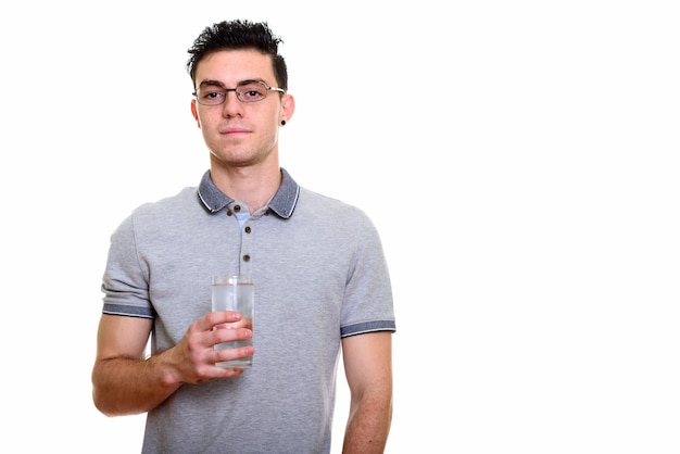 Foto foto de estudio de joven guapo aislado sobre fondo blanco.