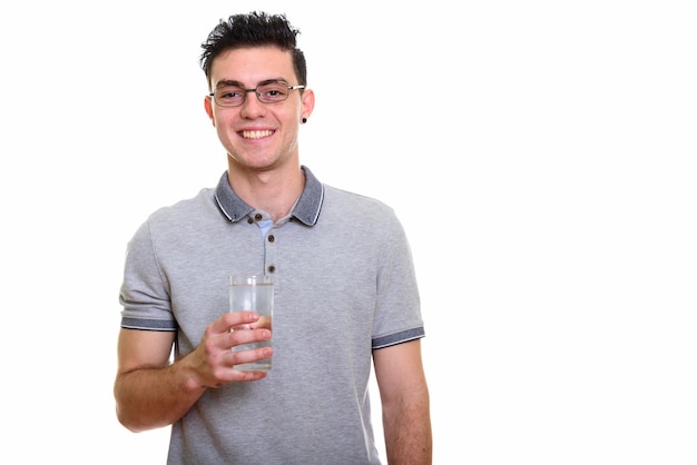 Foto de estudio de joven guapo aislado sobre fondo blanco.