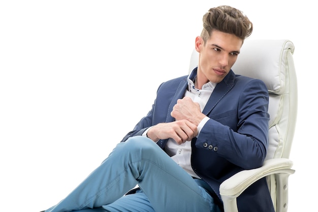 Foto de estudio de un joven guapo y bien vestido. Fondo blanco.