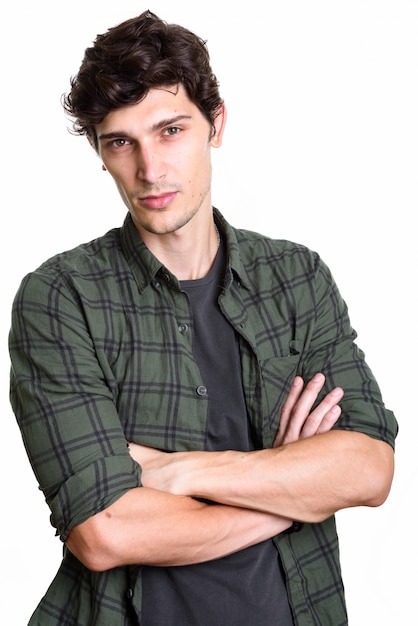 Foto de estudio de joven guapo con los brazos cruzados