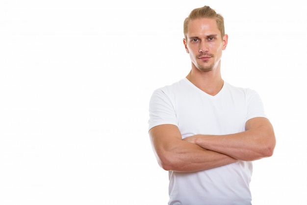 Foto de estudio de joven guapo con los brazos cruzados