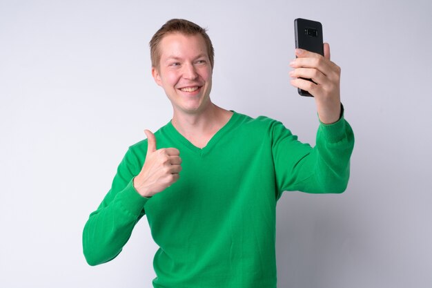 Foto de estudio de joven guapo contra el fondo blanco.