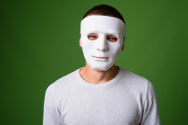 Foto foto de estudio de joven guapo contra fondo verde