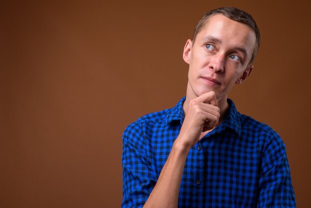 Foto de estudio de joven en marrón