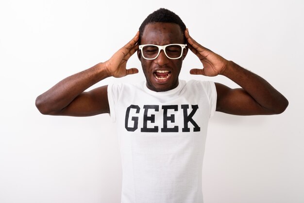 Foto de estudio de joven nerd africano negro hombre vestido con camiseta Geek w