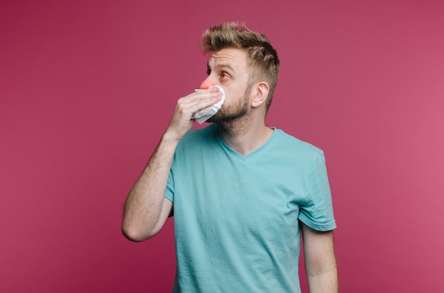 Foto de estudio de un joven con pañuelo