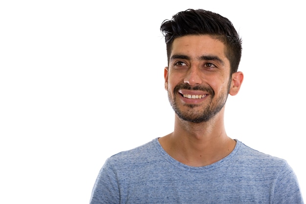 Foto de estudio de joven persa feliz sonriendo y pensando