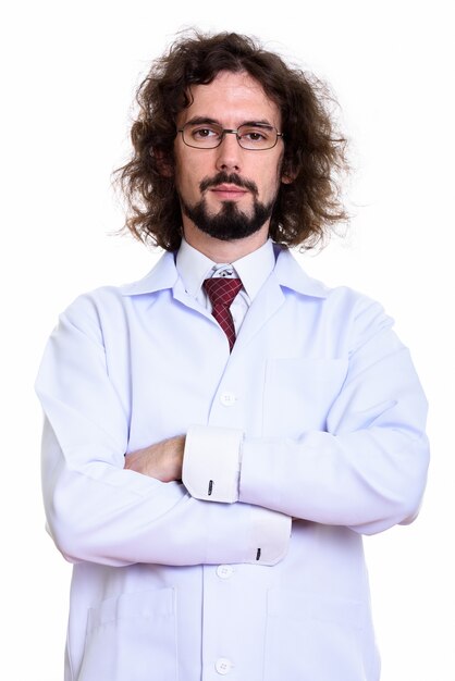 Foto de estudio de médico guapo con los brazos cruzados