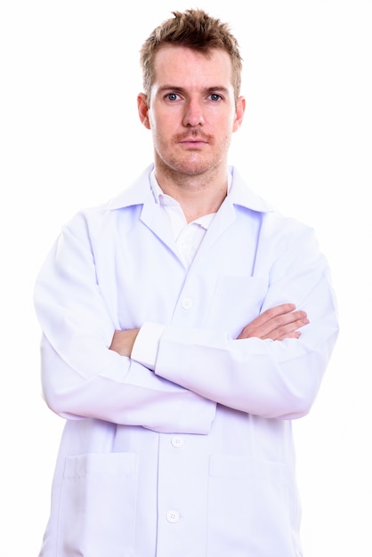 Foto de estudio de médico hombre con los brazos cruzados