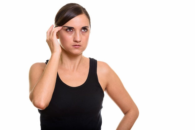 Foto de estudio de mujer estresada pensando y mirando hacia arriba