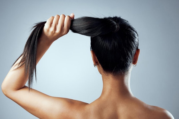 Foto de estudio de una mujer joven contra un fondo gris