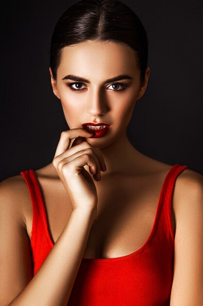 Foto de estudio de mujer joven sobre fondo negro