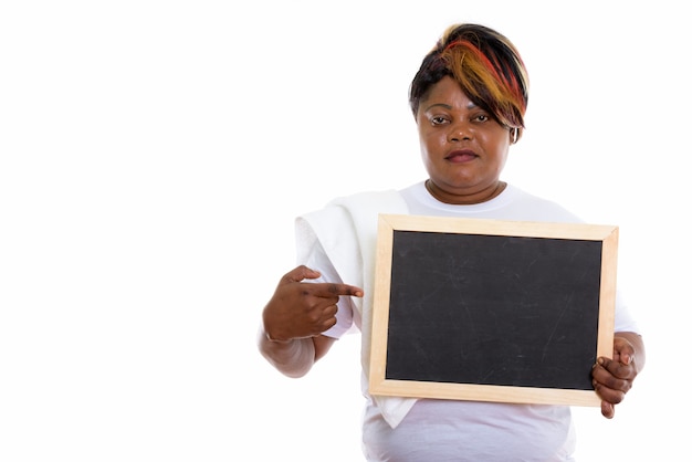 Foto de estudio de mujer sosteniendo y apuntando