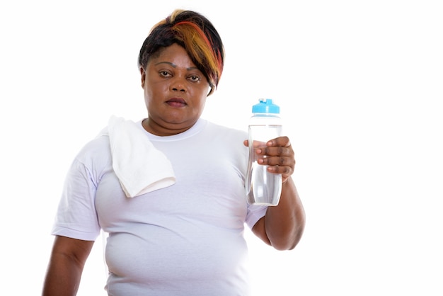 Foto de estudio de mujer sosteniendo una botella de agua