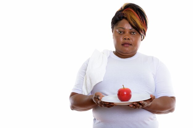 Foto de estudio de mujer sosteniendo manzana roja