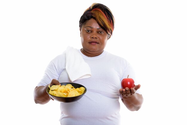 Foto de estudio de mujer sosteniendo un tazón de patatas