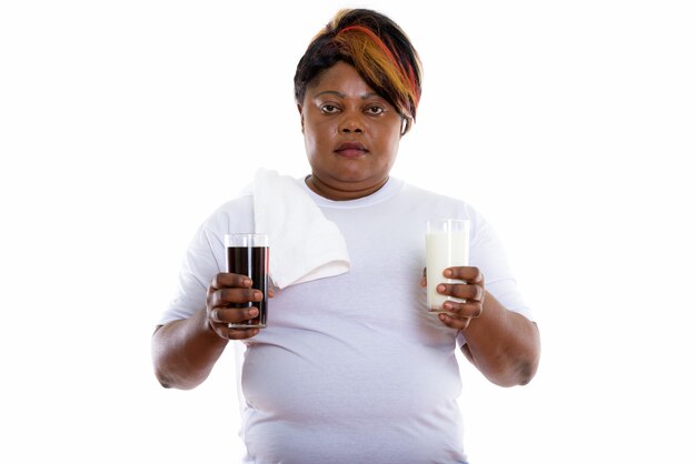 Foto de estudio de mujer sosteniendo un vaso de refresco