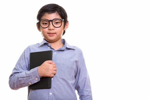 Foto de estudio de niño japonés aislado sobre fondo blanco.