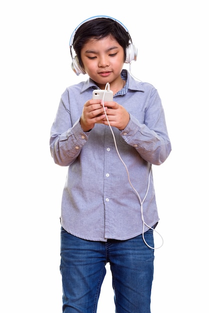 Foto de estudio de niño japonés aislado sobre fondo blanco.