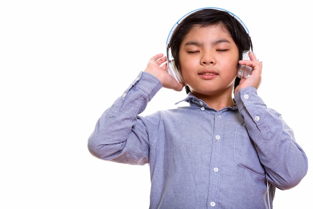 Foto de estudio de niño japonés aislado sobre fondo blanco.