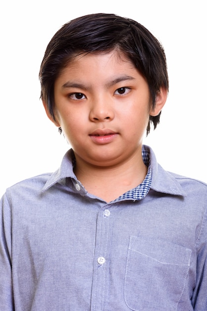 Foto de estudio de niño japonés aislado sobre fondo blanco.