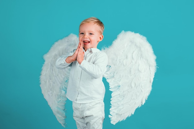 Foto de estudio de niño pequeño como ángel