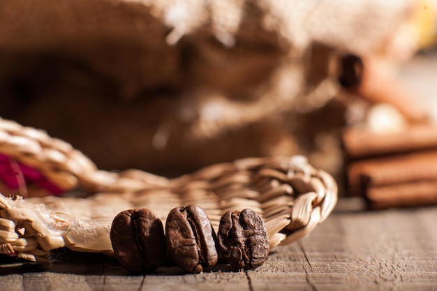 Foto de estudio de primer plano de granos de café espresso recién tostados