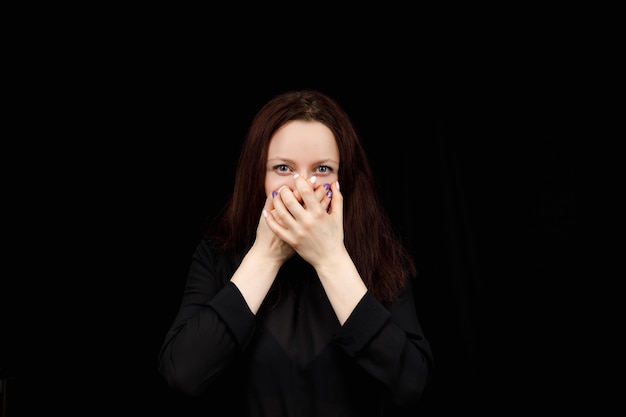 Foto de estudio sobre un negro de una mujer caucásica, no estoy diciendo que la pose se vea.