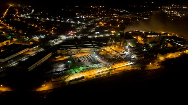 Foto de la fábrica de procesamiento de madera de la noche de drones