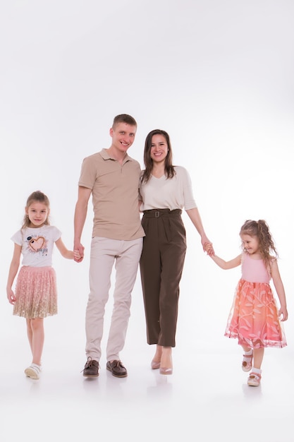 Foto de familia: amor. los padres pasan tiempo con sus hijos. mamá y papá abrazan al bebé. el concepto de infancia, paternidad, maternidad, FIV