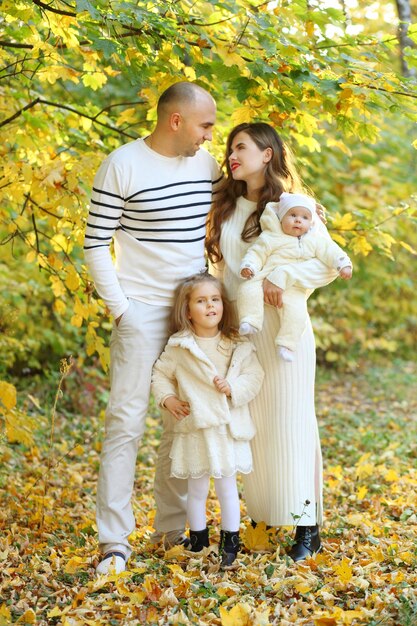 Foto de familia en el bosque de otoño Prtrait de familia feliz en un día soleado de otoño