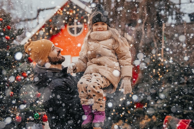 Foto de familia con estilo, papá, hija, piggyback, feliz, positivo, sonrisa, mirarse, vacaciones de invierno, aire libre