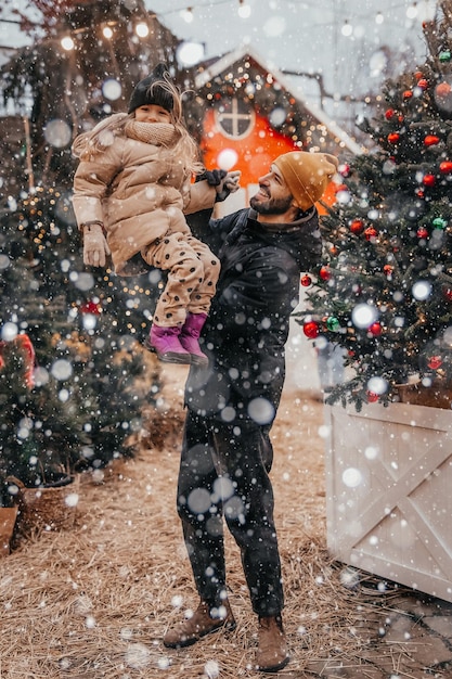 Foto de familia con estilo, papá, hija, piggyback, feliz, positivo, sonrisa, mirarse, vacaciones de invierno, aire libre