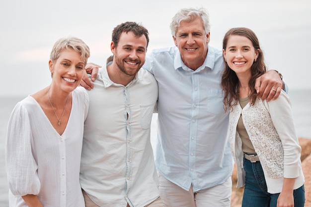 Foto de una familia feliz disfrutando de un día en la costa