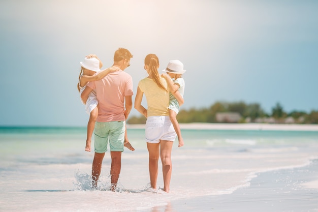 Foto de familia feliz divirtiéndose en la playa. Estilo de vida de verano