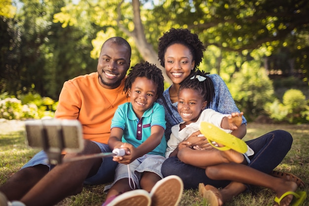 Foto de familia feliz tomando