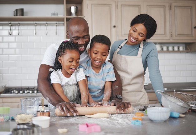 Foto de una familia horneando juntos en la cocina