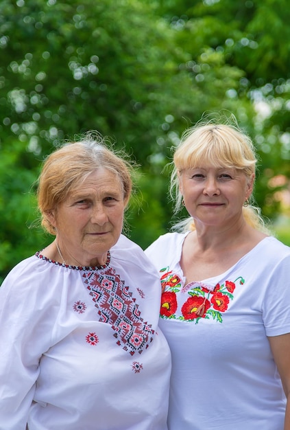 Foto familiar de una mujer ucraniana con camisas bordadas Enfoque selectivo