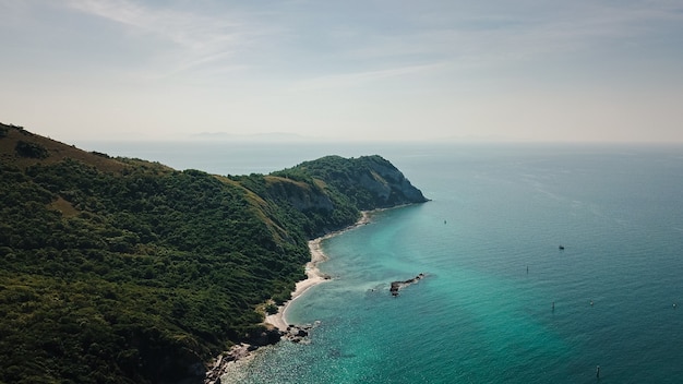 Foto de la famosa playa del mar de Tailandia llamada Koh larn ciudad de Pattaya Tailandia