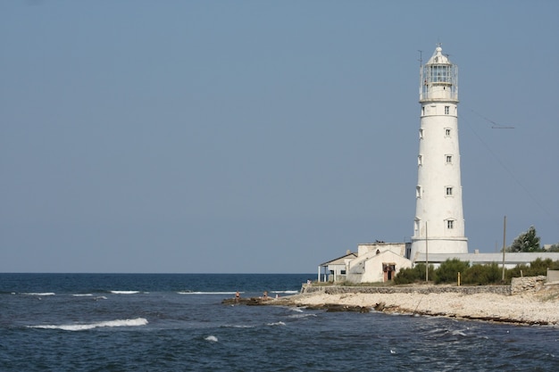 Foto de un faro junto al mar