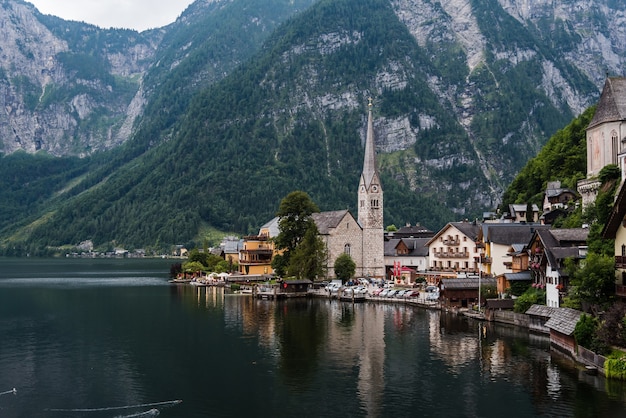 Foto fascinante de un lago tranquilo rodeado de montañas en Hallstatt, Austria